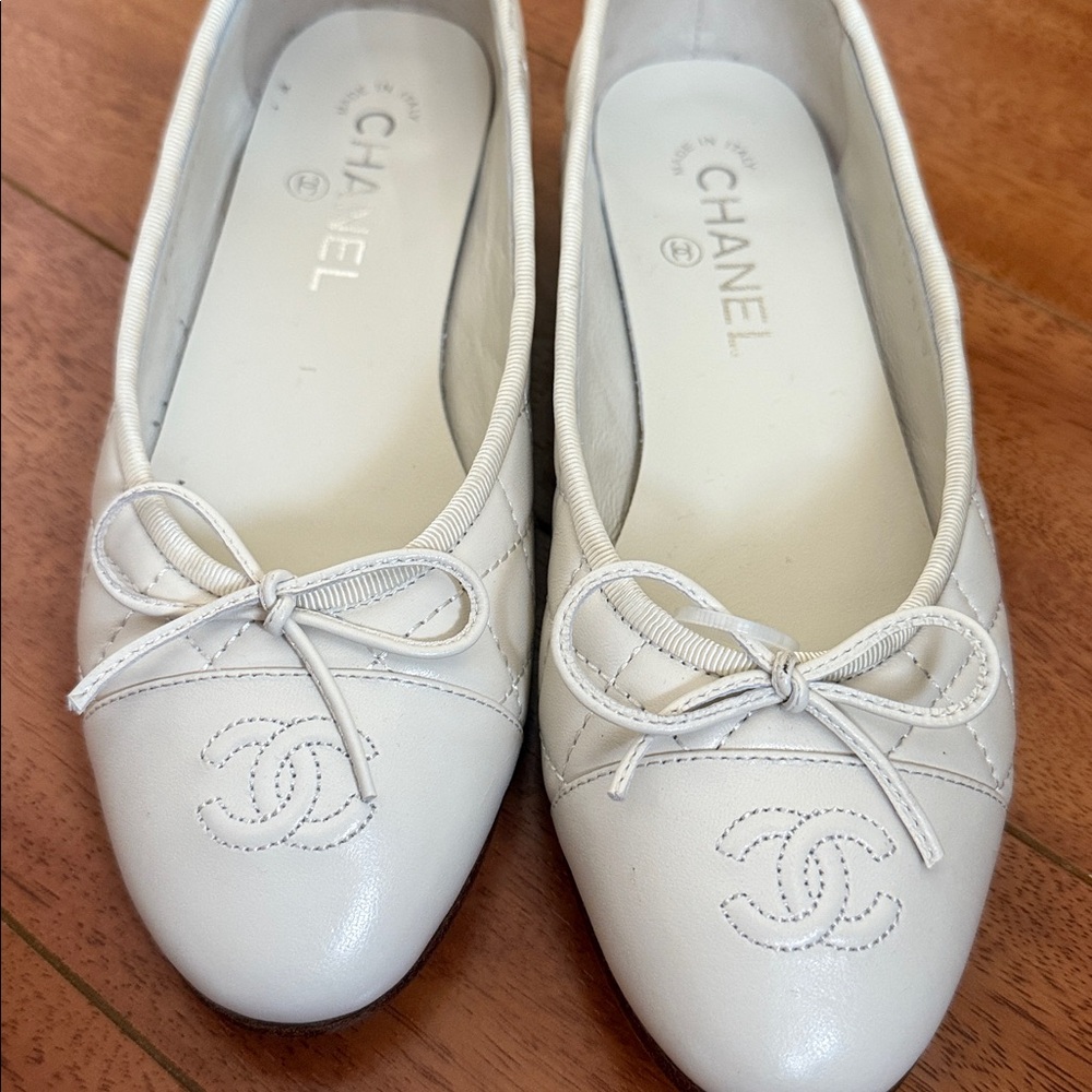 CHANEL Cream Ballet Flats with Bow